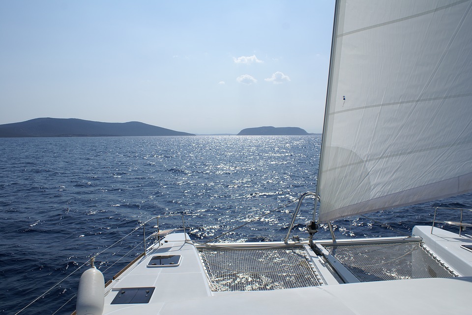 Una vacanza rilassata e tranquilla: è davvero possibile con il catamarano