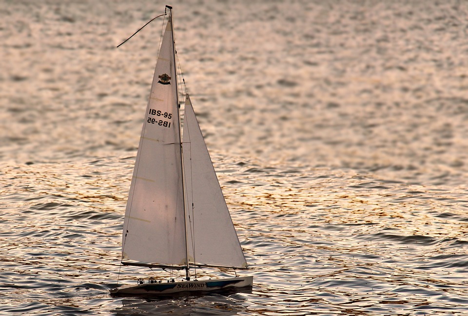 Fare una vacanza in barca a vela: come organizzarla al meglio